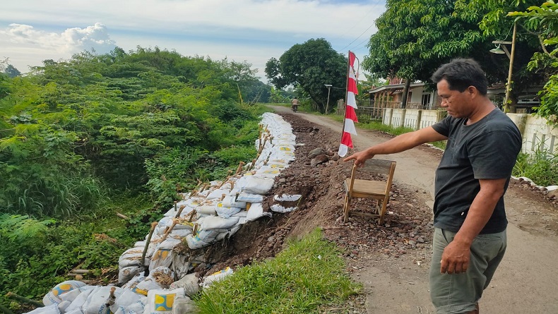 Salut, Warga Ini Rela Rogoh Kocek Pribadi untuk Penanganan Dampak Erosi di Majalengka