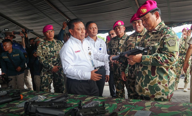 Menhan Prabowo Serahkan Senjata Produksi PT Pindad ke Korps Marinir, Ini Jenisnya