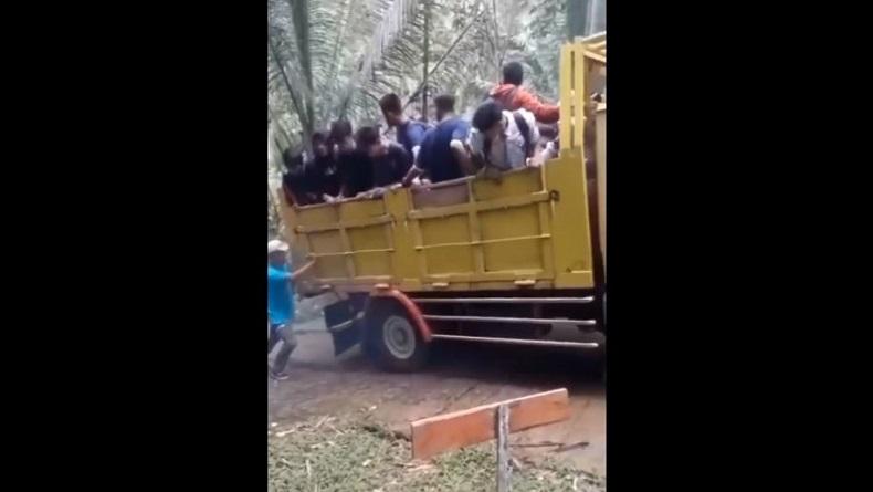 Diduga Ban Selip, Truk Angkutan Puluhan Penumpang Terguling di Banjarnegara