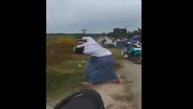 Viral Video 2 Siswi SMA Adu Jotos di Pinggir Sawah gegara Bau Kaos Kaki
