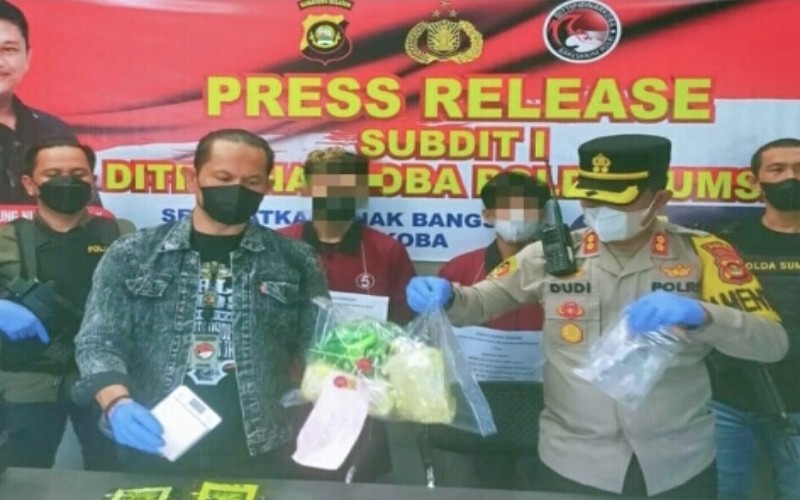 Polda Sumsel Gerebek Pondok di Kebun Karet, 2 Bandar dan 3 Kg Sabu Ditemukan 
