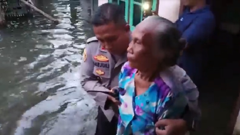 Banjir Terjang Desa di Lombok Barat, Ratusan Rumah Terendam, Lansia Dievakuasi