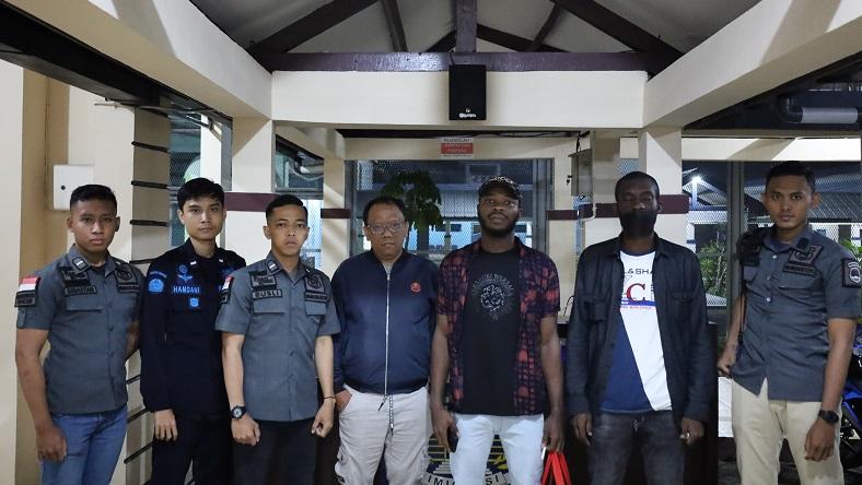 Kemenkumham Jatim Deportasi 2 Warga Nigeria, 1 Pesepak Bola yang Tak Laku