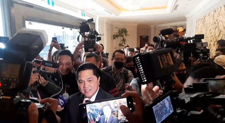 Erick Thohir Tiba di Tempat KLB PSSI, Langsung Temui Agum Gumelar