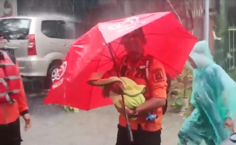 Tim SAR Evakuasi Bayi Terjebak Banjir 1 Meter Lebih di Makassar