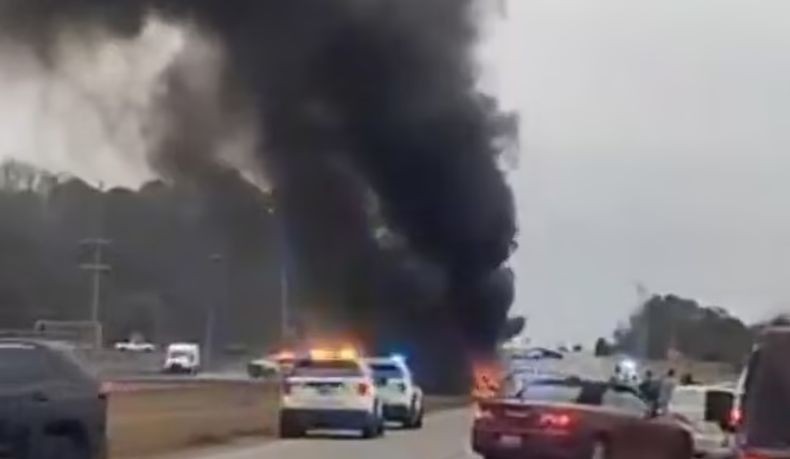 Helikopter Black Hawk Militer AS Jatuh di Jalan Raya, 6 Orang Tewas