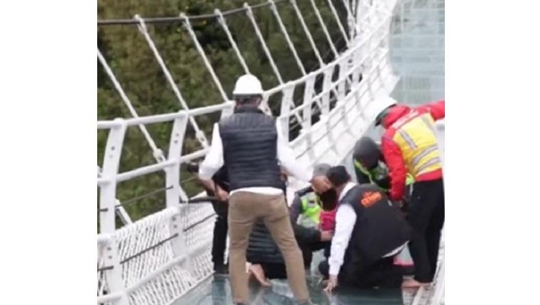 Viral Gubernur Khofifah Terpeleset saat Tinjau Jembatan Kaca Seruni Point Bromo