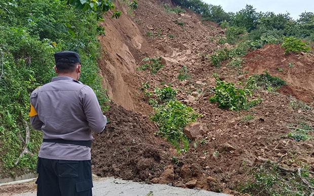 Tebing Setinggi 100 Meter Longsor, 4 Dusun di Gedangsari Terisolasi