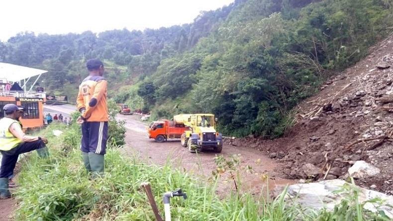 Tertutup Material Longsor, Jalur Tawangmangu-Magetan Belum Bisa Dilalui 
