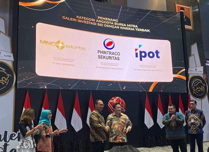 MNC Sekuritas Raih Penghargaan Galeri Investasi BEI 2022 sebagai Anggota Bursa Mitra GaIeri Investasi BEI Terbaik