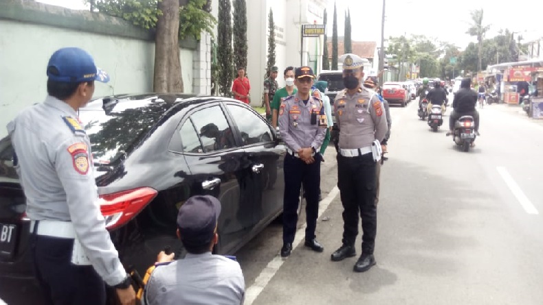 Parkir di Lokasi Terlarang dan Bikin Macet, 6 Mobil Digembok Petugas Dishub Cimahi