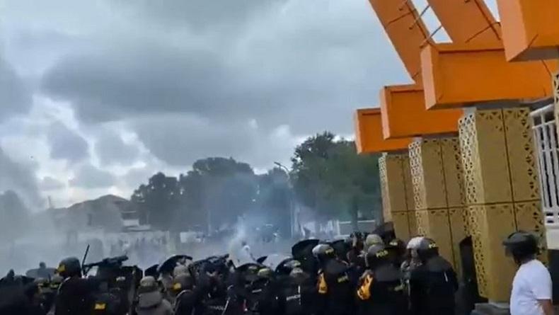 Bentrok Suporter PSIS Semarang dengan Polisi di Luar Stadion Jatidiri Diwarnai Aksi Lempar Batu 