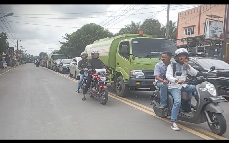 Truk Batu Bara Mogok Bikin Jalinsum di OKU Macet Parah