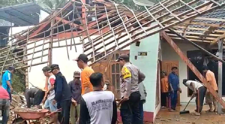 Rumah di Trenggalek Ambruk Tertimpa Longsor, Penghuni Selamat