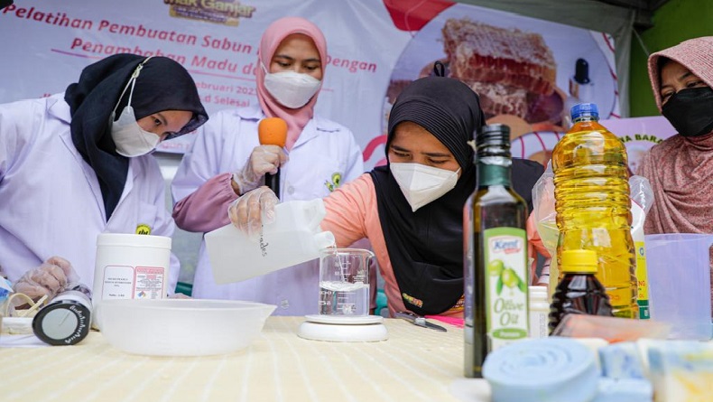 Puluhan Emak-Emak di Cibinong Bogor Dilatih Buat Sabun Natural