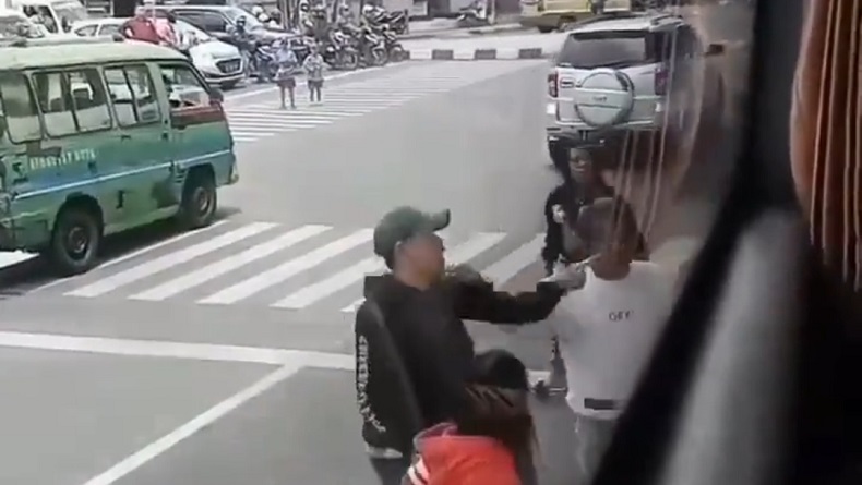 Pengamen di Leuwipanjang Bandung Ngamuk gegara Dilarang Masuk Bus Pariwisata