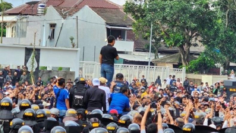 Begini Suasana Sebelum Bentrok Suporter PSIS dengan Polisi di luar Stadion Jatidiri Semarang