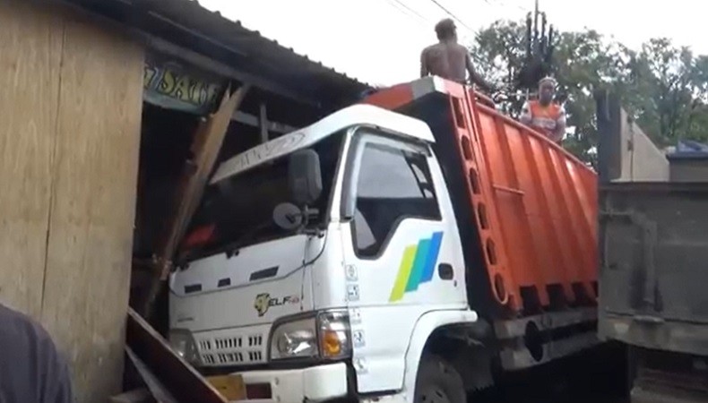Truk Pasir Oleng Hantam Warung Makan di Gianyar, Sopir Diduga Ngantuk