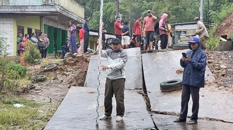 Ambles Tergerus Longsor, Jalur Alternatif Ponorogo-Pacitan Lumpuh