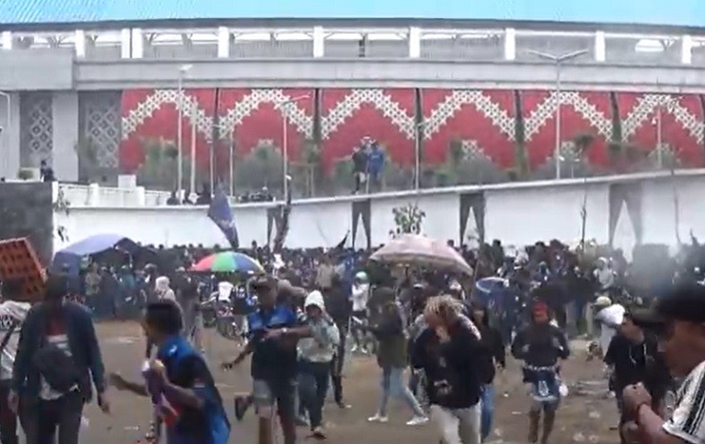 Ganjar Minta Rusuh Suporter PSIS di Stadion Jatidiri Semarang Jadi Refleksi Bersama