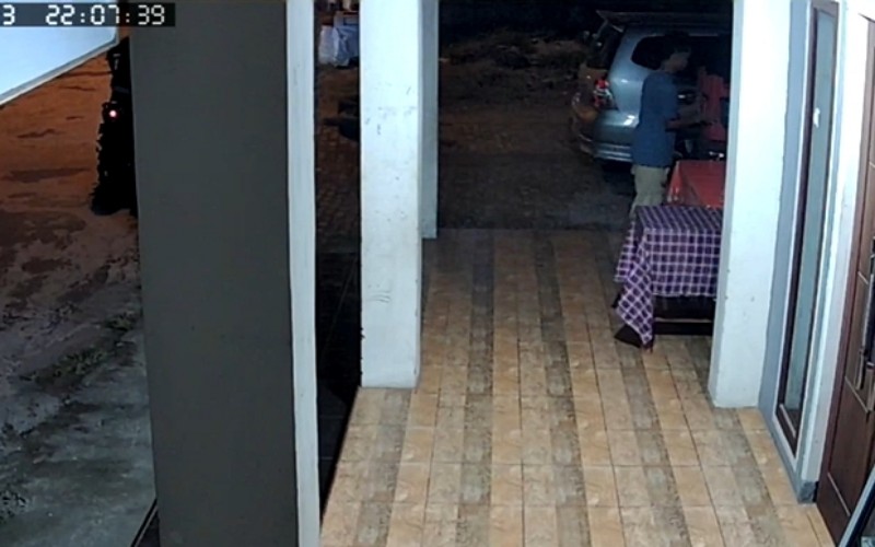 Terekam CCTV, 2 Pemuda Palembang Curi Kursi Depan Warung Nasi