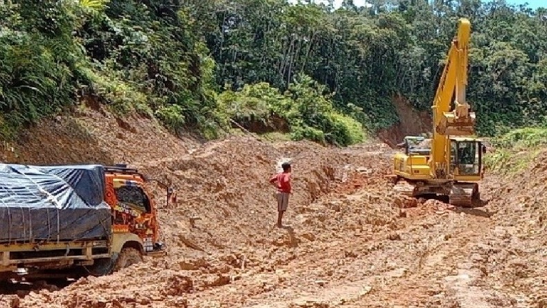 150 Truk Terjebak Kubangan, Jalan Trans Papua Ruas Jayapura-Wamena Ditutup Sementara