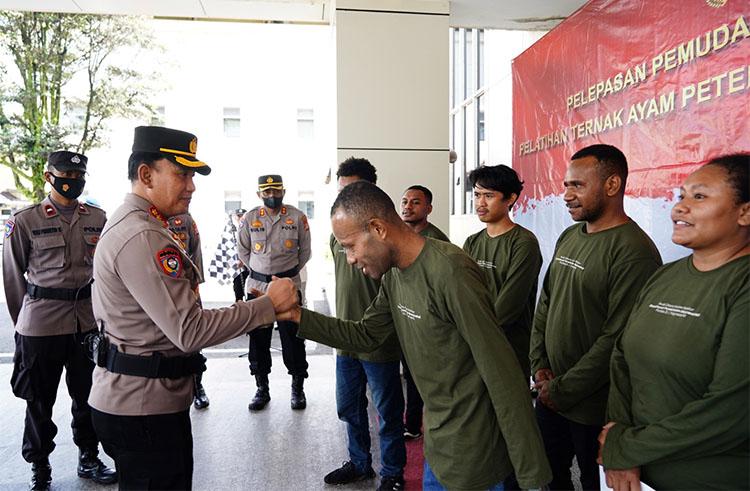 Polda DIY Fasilitasi 9 Mahasiswa Papua Belajar Ternak Ayam di Karanganyar
