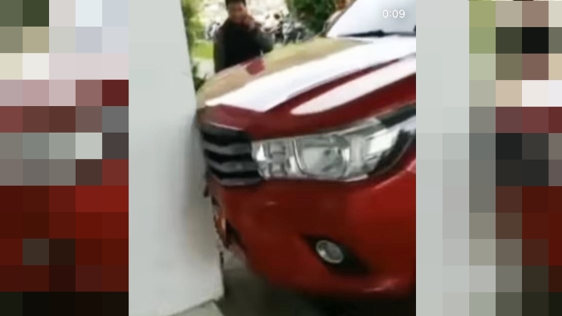  Geger Mobil Dinas Kepala Satpol PP Padang Panjang Sengaja Ditabrakkan ke Dinding