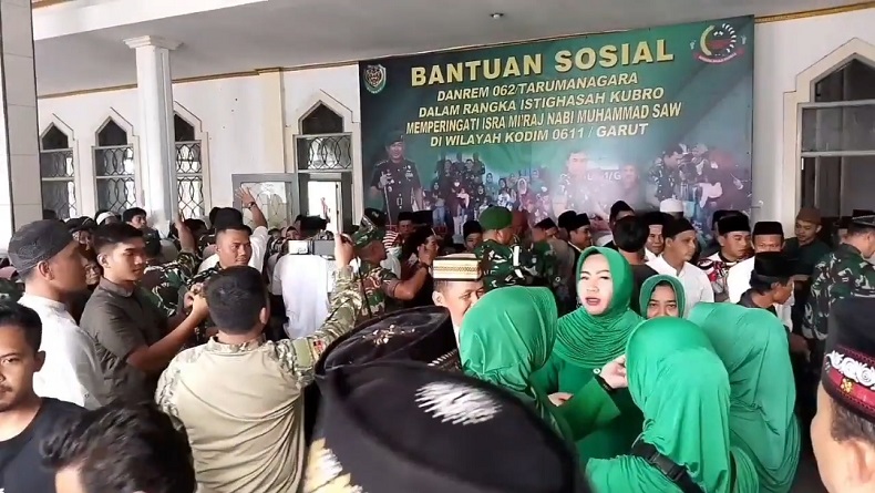 Ribuan Warga Limbangan Garut Serbu Paket Sembako TNI AD