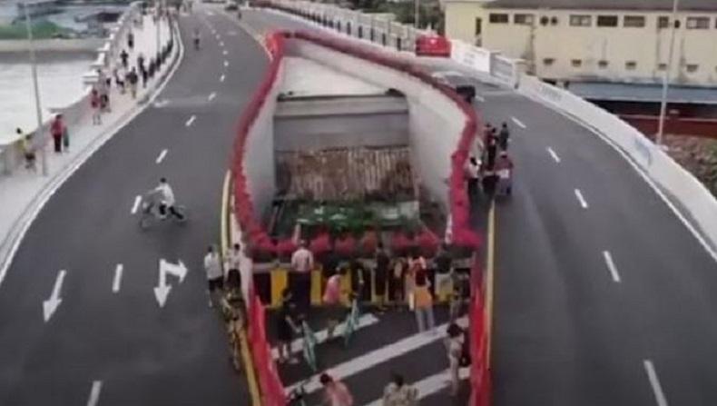 Pemilik Ogah Pindah, Rumah Ini Berada di Tengah Jalan Raya 4 Jalur