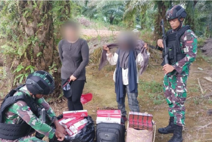 Kronologi Satgas Pamtas Gagalkan Penyelundupan 49 Slop Rokok asal Malaysia dari 2 WNI
