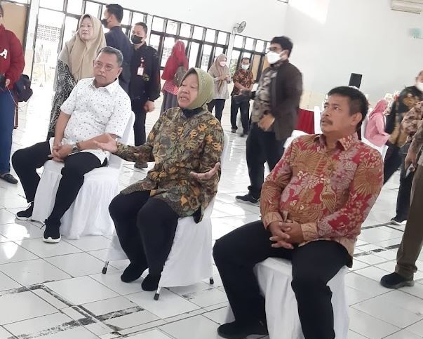 Detik-Detik Mensos Risma Sujud di Kaki Guru SLB Bandung saat Ditagih Hibah Lahan