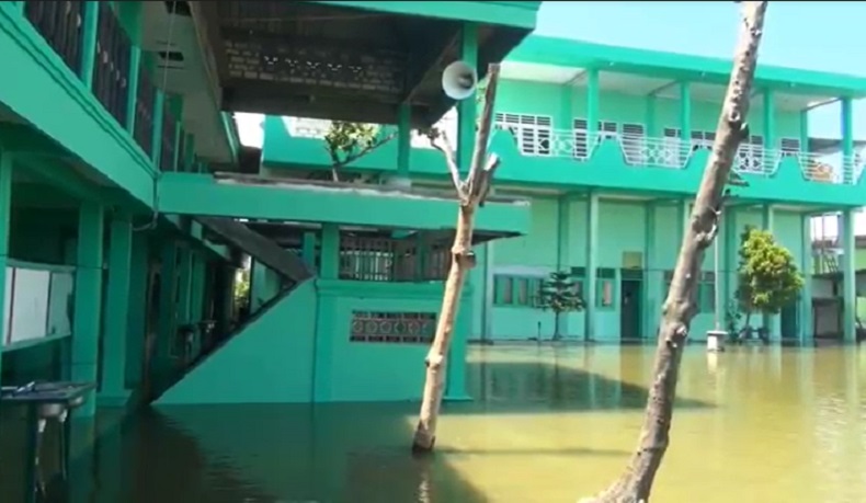 Banjir di Lamongan Makin Parah, Sekolah Terpaksa Liburkan Siswa selama Sepekan 