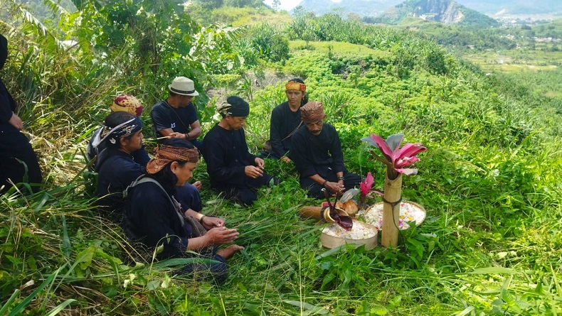18 Tahun Tragedi TPA Leuwigajah, Masyarakat Adat Cireundeu Gelar Ritual Tabur Bunga