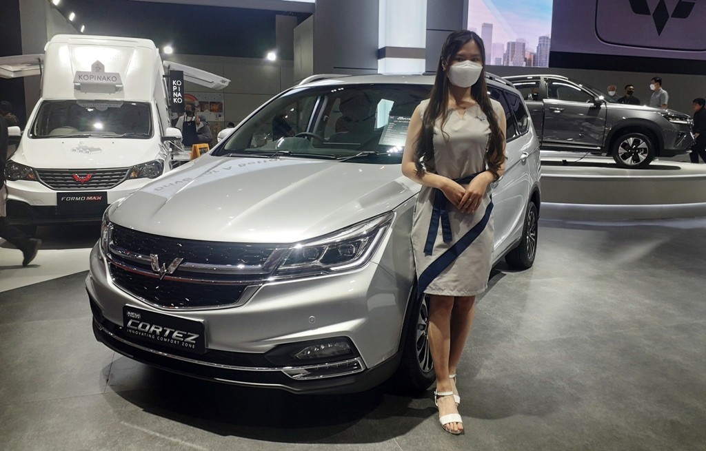Sapa Pengunjung, Sebagian SPG Cantik di IIMS 2023 Masih Pakai Masker