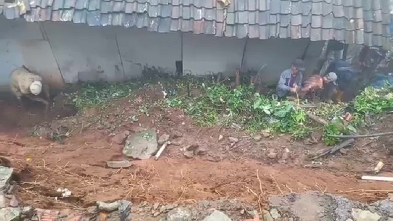 Tebing 4 Meter Longsor Timbun Permukiman di Majalengka, 4 Rumah Rusak