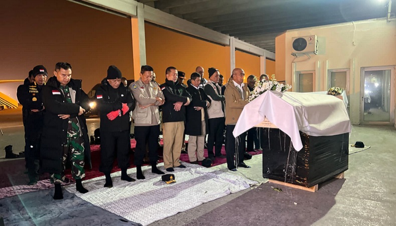Momen Menko PMK Salatkan Jenazah WNI Korban Gempa Turki Sebelum Dipulangkan ke RI