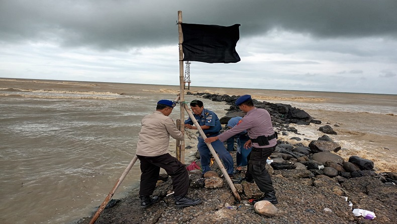 Peringatan Dini agar Nelayan Tak Melaut Dipasang di Dermaga Tanjungsari Pemalang