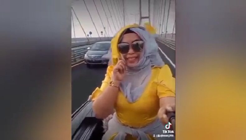 Viral Emak-Emak Pamer Ngevlog di Sunroof Mobil di Suramadu, Ini Respons Polisi 
