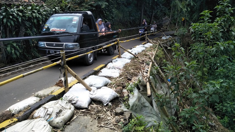 Jalan Ambles di Cisarua KBB Terancam Putus, 2 Tahun Tak Diperbaiki
