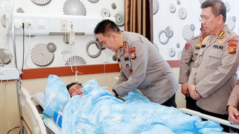 Tangis Kapolda Jambi saat Dijenguk Kapolda Riau Irjen Iqbal