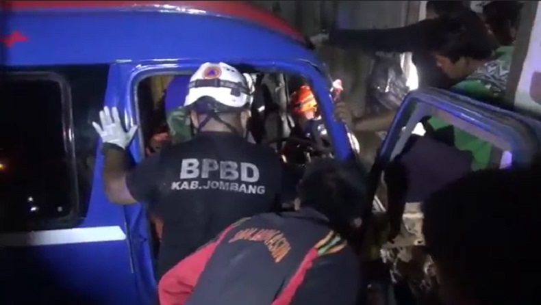 Kecelakaan Rombongan Peziarah di Jombang, Mobil Ringsek, 14 Penumpang Luka-Luka 