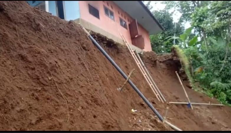  Diguyur Hujan Deras, Tanah Gerak dan Longsor Terjang Permukiman Desa Cilumping Cilacap