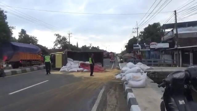Kecelakaan di Jalur Surabaya-Jombang, Truk Terguling Hindari Kucing Menyeberang