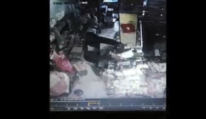 Terekam CCTV, Pencuri Bertopeng Gasak Uang dan Belasan Rokok di Warung Sembako