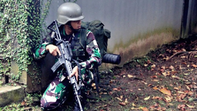 TNI Kepung dan Geledah Rumah di Bukit Maryoto