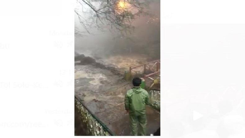 Terekam Video Amatir, Banjir Bandang di Objek Wisata Guci Tegal