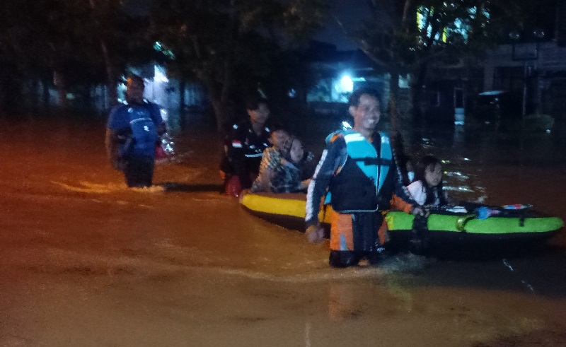 Evakuasi Masih Berlangsung, Warga Perumahan Puri Nirwana Bekasi Khawatir Banjir Susulan