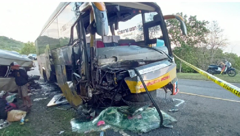 Kecelakaan Maut Bus Tabrak Travel di Sumbawa Barat, 6 Tewas 9 Luka