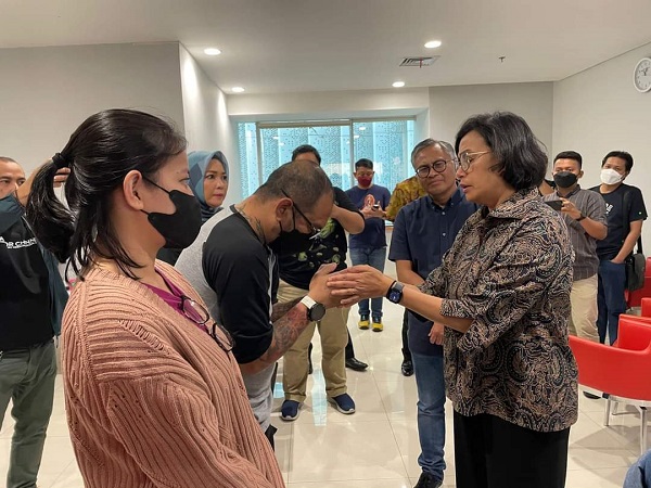 Momen Sri Mulyani Jabat Erat Tangan Orang Tua David dan Minta Maaf